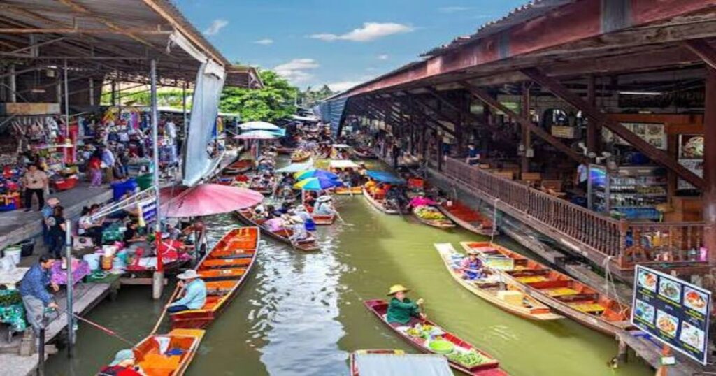 Damnoen Saduak Floating Market