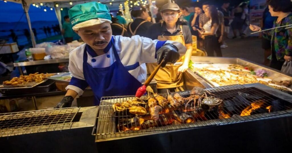 Beachside Seafood: Pattaya Street Food and Local Stalls