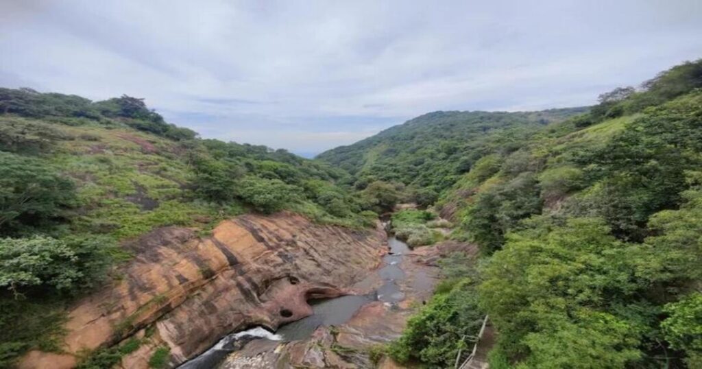 Varkala: Papanasam Cliff's Rare Geology