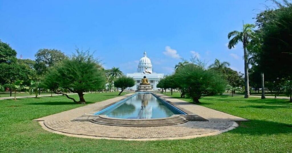 Viharamahadevi Park and the National Museum