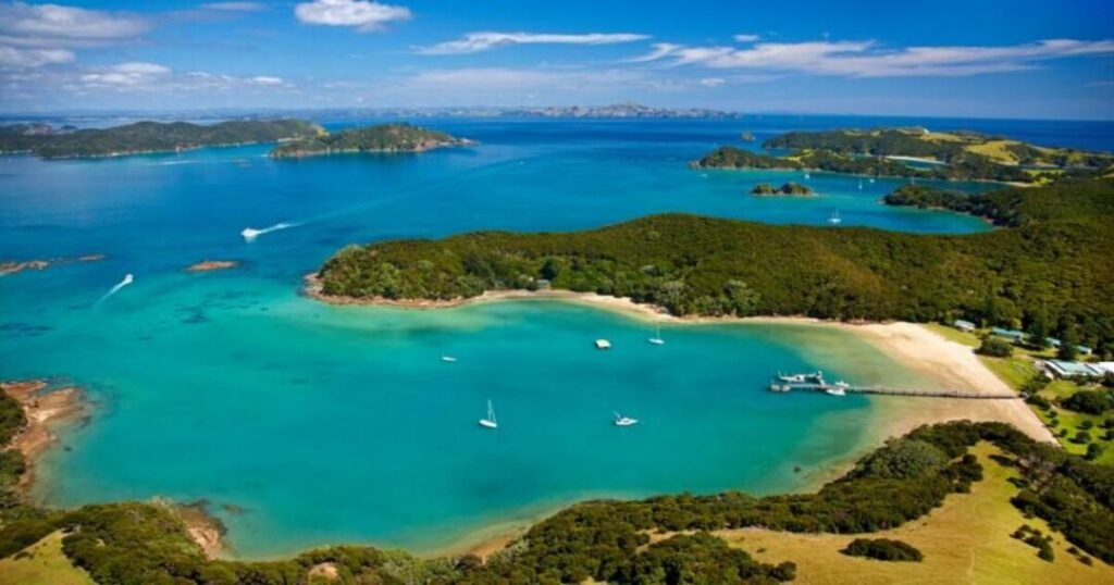 The Upper North Island: Beaches and Pōhutukawa